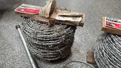 Lot 593 - TIRFOR HAND WINCH 1600KG WITH HANDLE + 2 ROLLS OF BARBED WIRE