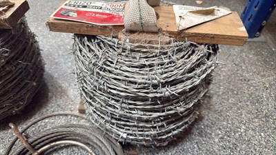 Lot 593 - TIRFOR HAND WINCH 1600KG WITH HANDLE + 2 ROLLS OF BARBED WIRE