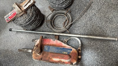 Lot 593 - TIRFOR HAND WINCH 1600KG WITH HANDLE + 2 ROLLS OF BARBED WIRE