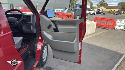 Lot 470 - 1995 VOLKSWAGEN TRANSPORTER CARAVELLE