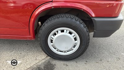 Lot 470 - 1995 VOLKSWAGEN TRANSPORTER CARAVELLE