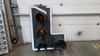 Lot 587 - TRAFFIC LIGHTS WITH DIRECTION ARROW IN WORKING ORDER