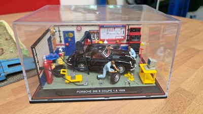 Lot 843 - MODEL GARAGE WITH TRANSPORTER
