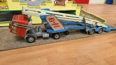 Lot 843 - MODEL GARAGE WITH TRANSPORTER