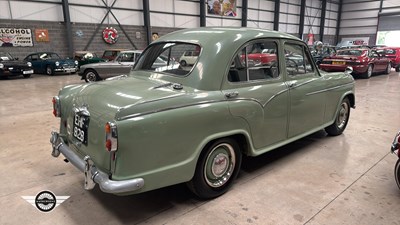 Lot 862 - 1957 MORRIS ISIS