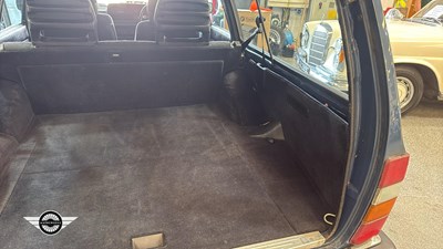 Lot 742 - 1990 VOLVO 240 GL