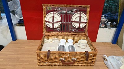 Lot 261 - OPTIMA VINTAGE PICNIC BASKET