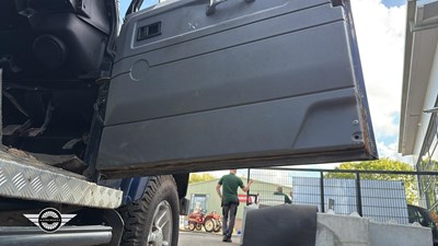 Lot 300 - 2003 LAND ROVER DEFENDER 90 TDS