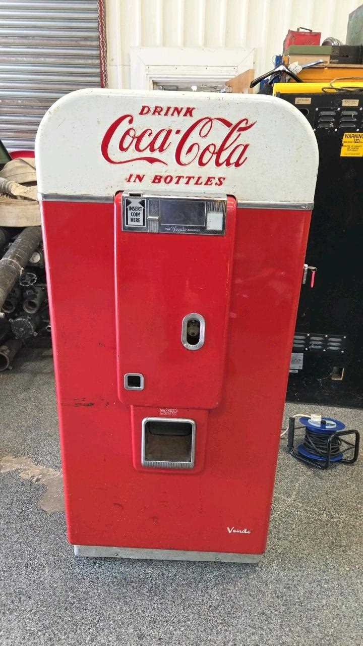 Lot 3 - VINTAGE COCA COLA MACHINE