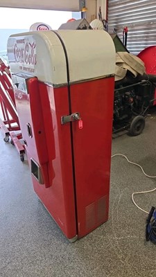 Lot 3 - VINTAGE COCA COLA MACHINE