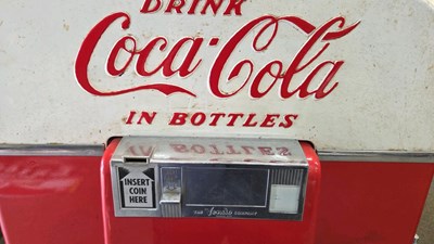 Lot 3 - VINTAGE COCA COLA MACHINE