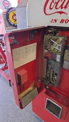 Lot 3 - VINTAGE COCA COLA MACHINE