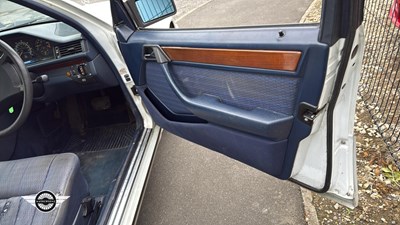 Lot 878 - 1991 MERCEDES 200TE