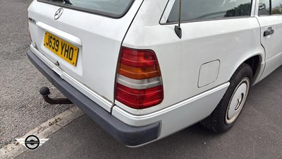 Lot 878 - 1991 MERCEDES 200TE