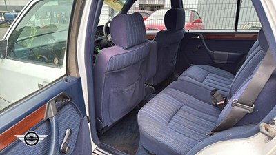 Lot 878 - 1991 MERCEDES 200TE