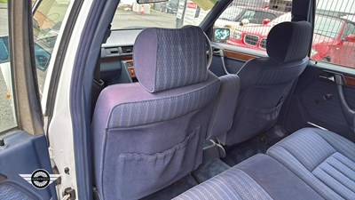 Lot 878 - 1991 MERCEDES 200TE