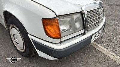 Lot 878 - 1991 MERCEDES 200TE