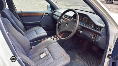 Lot 878 - 1991 MERCEDES 200TE