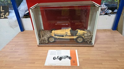Lot 571 - SCALE MODEL OF A ALFA ROMEO 8 IN DISPLAY CASE