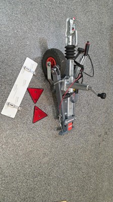 Lot 813 - CARATOW TOWING A FRAME