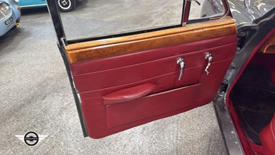 Lot 716 - 1968 DAIMLER V8 250