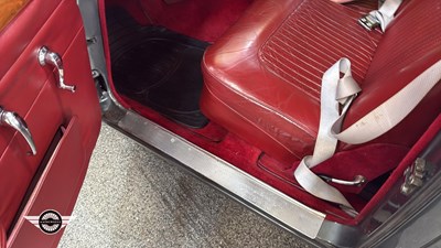 Lot 716 - 1968 DAIMLER V8 250