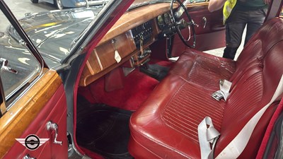 Lot 716 - 1968 DAIMLER V8 250