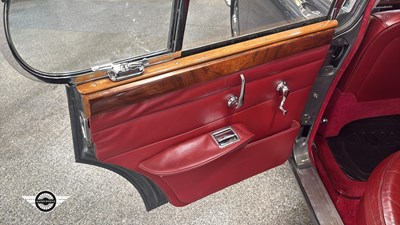 Lot 716 - 1968 DAIMLER V8 250