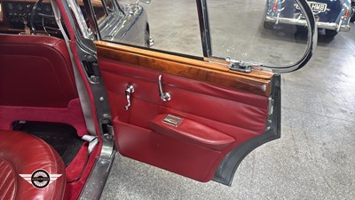 Lot 716 - 1968 DAIMLER V8 250