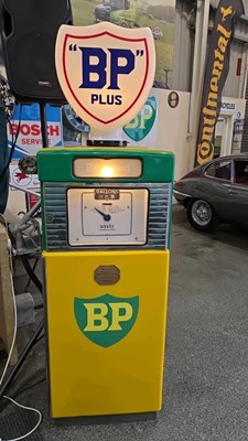 Lot 215 - WAYNE BP PETROL PUMP WITH GLASS BP PLUS GLOBE , EX MUSEUM RESTORED