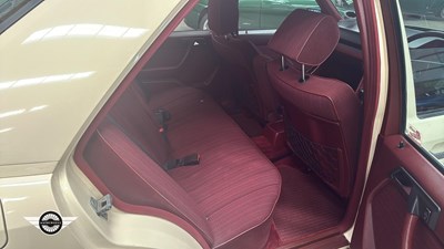 Lot 880 - 1986 MERCEDES 260 E AUTO
