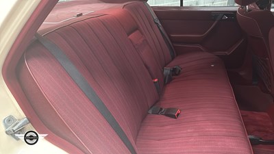 Lot 880 - 1986 MERCEDES 260 E AUTO
