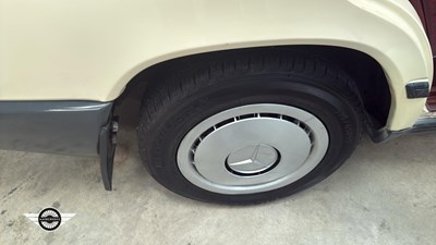 Lot 880 - 1986 MERCEDES 260 E AUTO