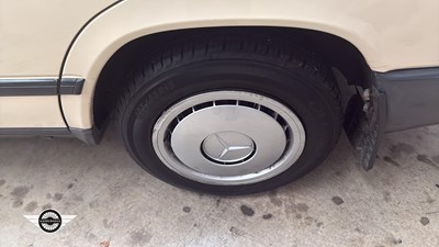 Lot 880 - 1986 MERCEDES 260 E AUTO