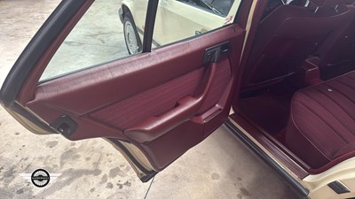 Lot 880 - 1986 MERCEDES 260 E AUTO
