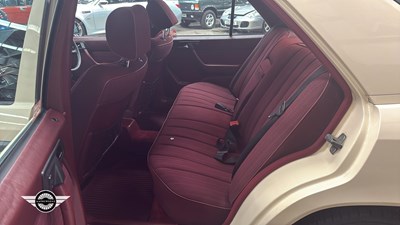 Lot 880 - 1986 MERCEDES 260 E AUTO