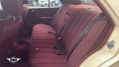 Lot 880 - 1986 MERCEDES 260 E AUTO
