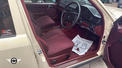 Lot 880 - 1986 MERCEDES 260 E AUTO