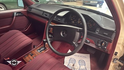 Lot 880 - 1986 MERCEDES 260 E AUTO