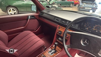Lot 880 - 1986 MERCEDES 260 E AUTO