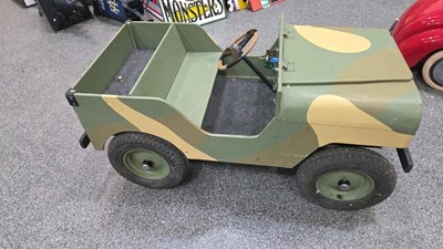 Lot 155 - 12 V MOTORISED WOODEN JEEP