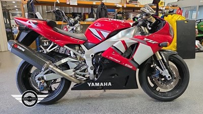 Lot 672 - 2002 YAMAHA YZF-R1