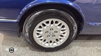 Lot 262 - 2000 JAGUAR XJ8 AUTO