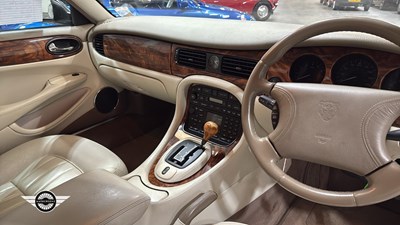 Lot 262 - 2000 JAGUAR XJ8 AUTO