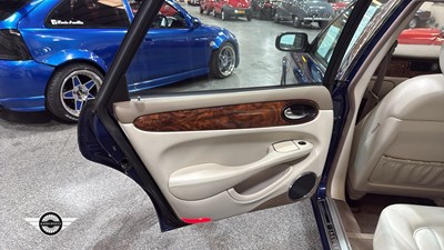 Lot 262 - 2000 JAGUAR XJ8 AUTO