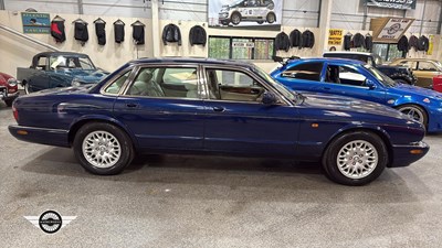 Lot 262 - 2000 JAGUAR XJ8 AUTO