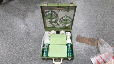 Lot 895 - BREXTON PICNIC SET