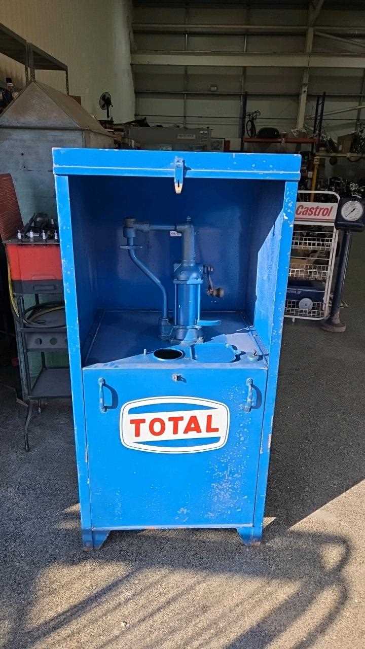 Lot 91 - TOTAL OIL PUMP CABINET