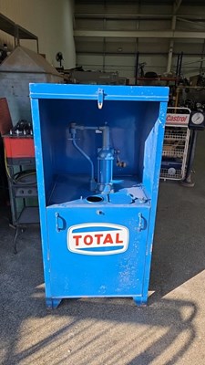 Lot 795 - TOTAL OIL PUMP CABINET