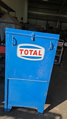 Lot 91 - TOTAL OIL PUMP CABINET